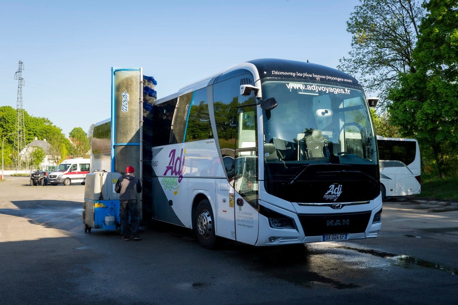 Autocar ADJ Voyages en cours de lavage devant l'atelier de Seloncourt