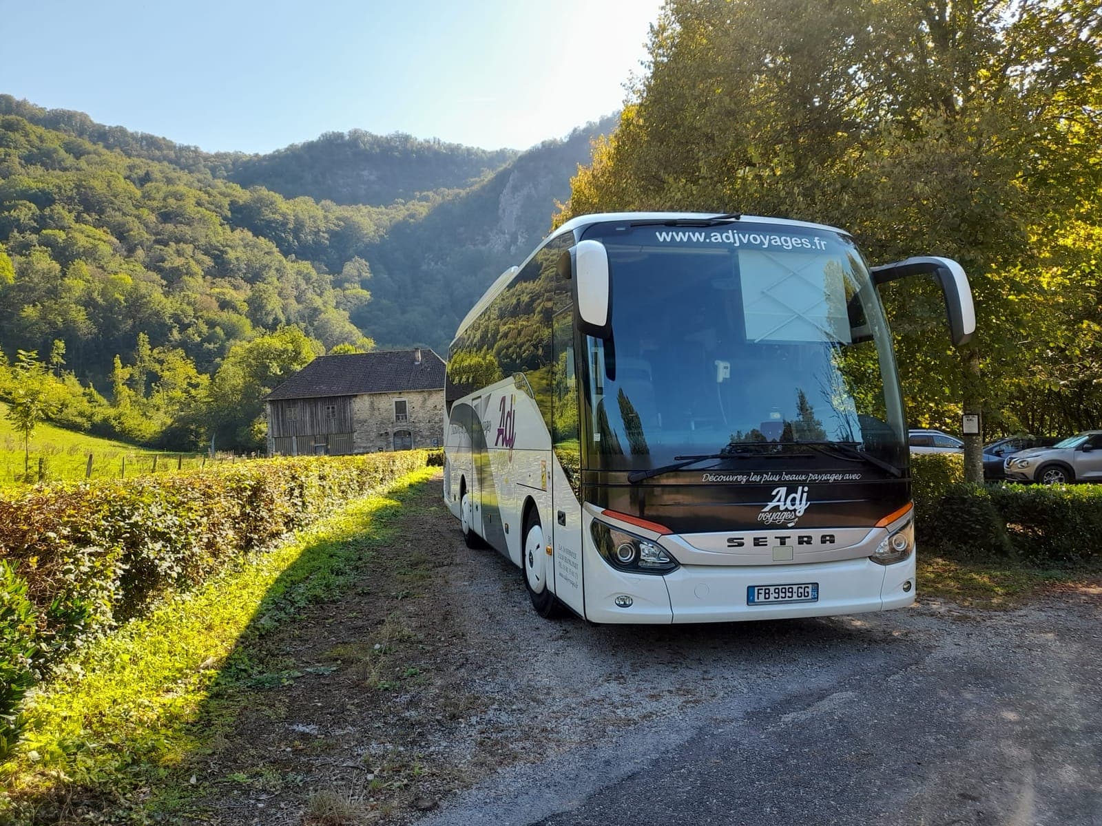 Autocar Setra d’ADJ Voyages stationné devant la ferme de la Taillanderie