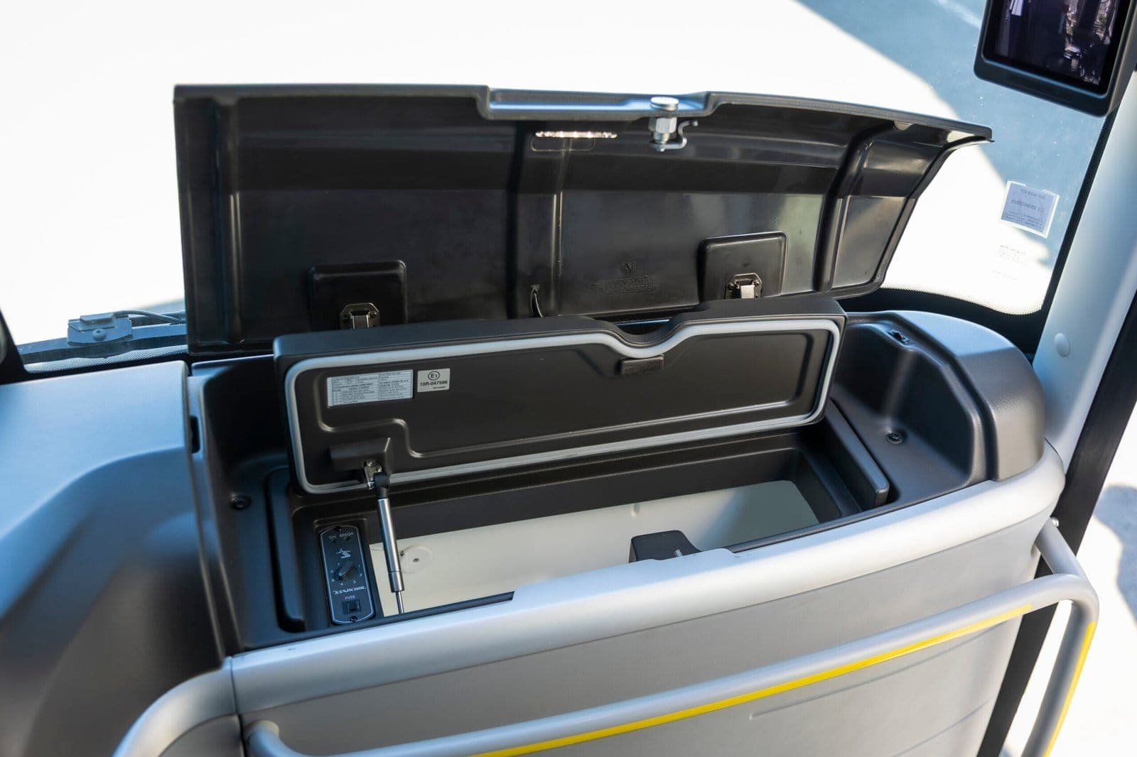 Coffre de rangement ouvert dans la cabine d'un autocar de grand tourisme ADJ Voyages