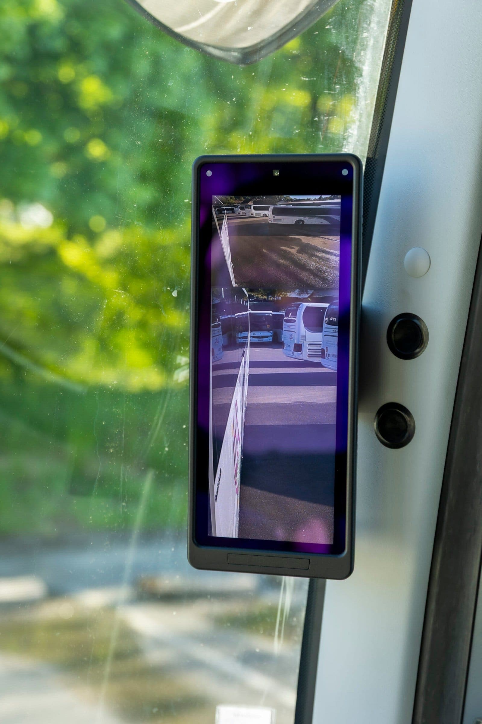 Écran de rétrovision numérique installé sur le montant de porte d'un autocar ADJ Voyages