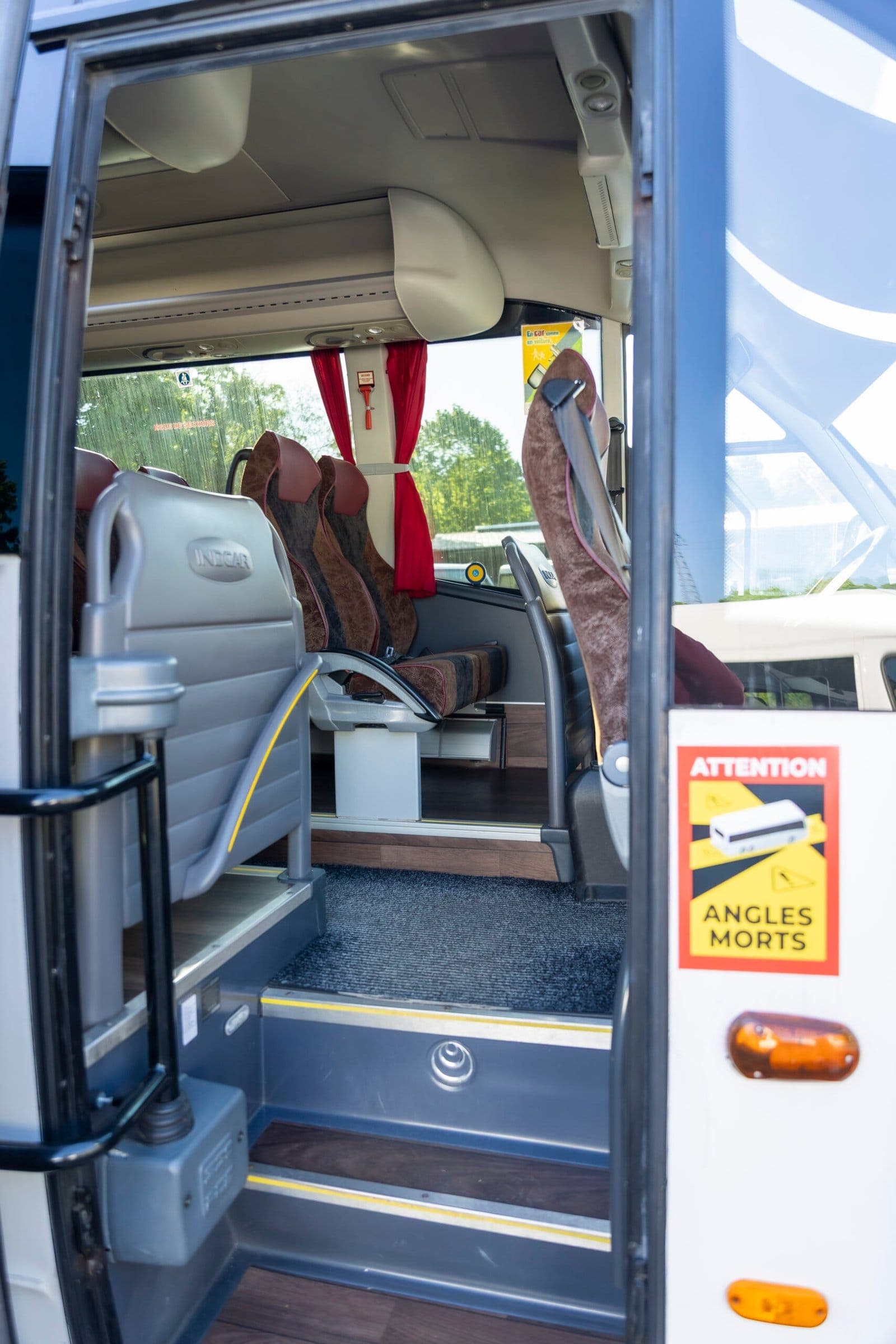 Intérieur d'un minibus ADJ Voyages équipé de sièges en cuir clair