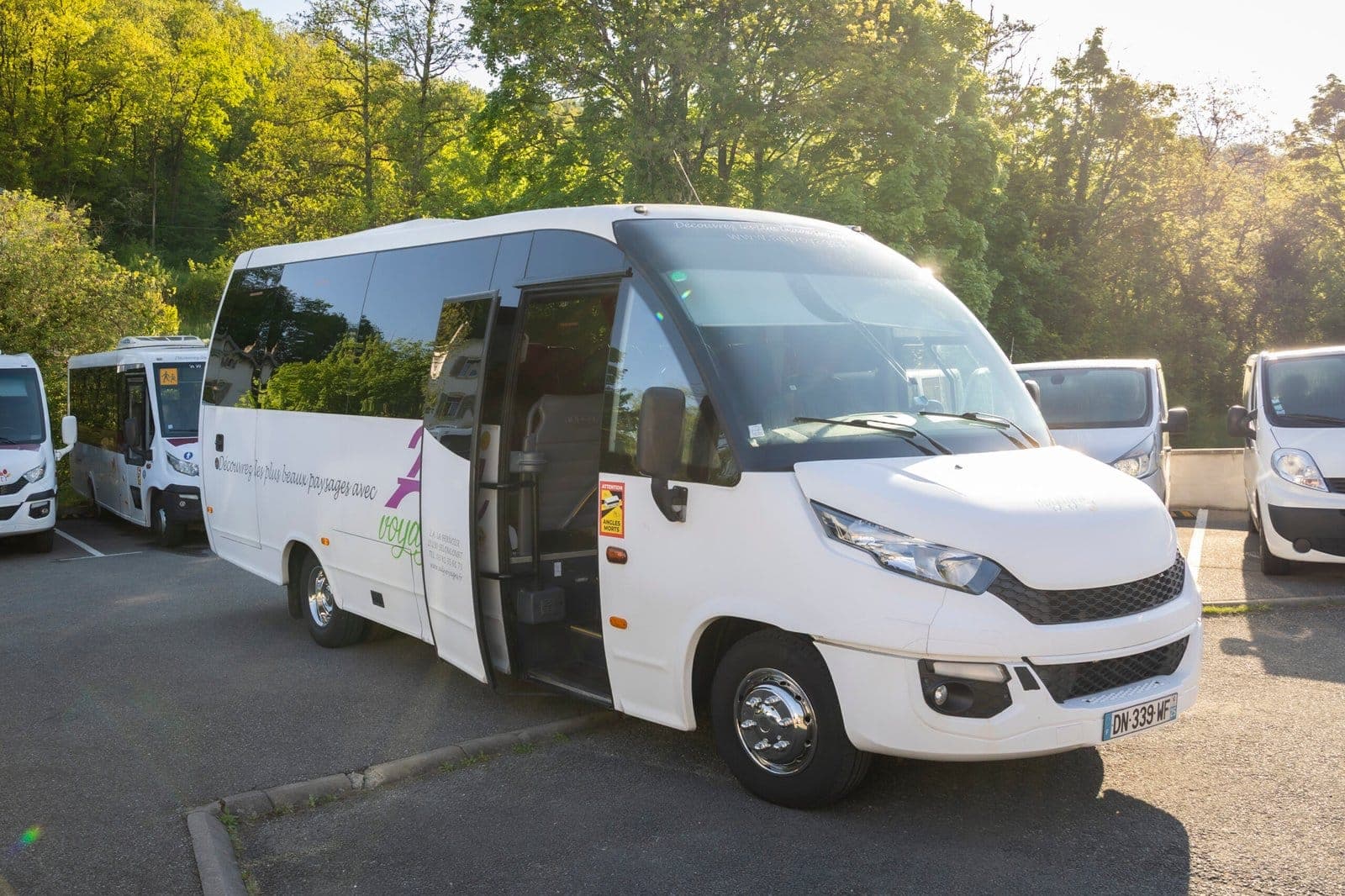 Minibus Iveco d'ADJ Voyages porte ouverte au dépôt de Seloncourt