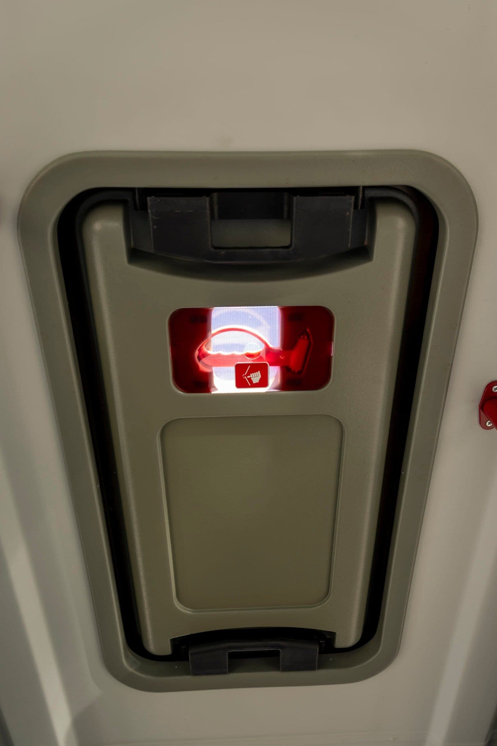 Bouton d'arrêt lumineux accessible depuis un fauteuil roulant à bord d'un véhicule ADJ Voyages