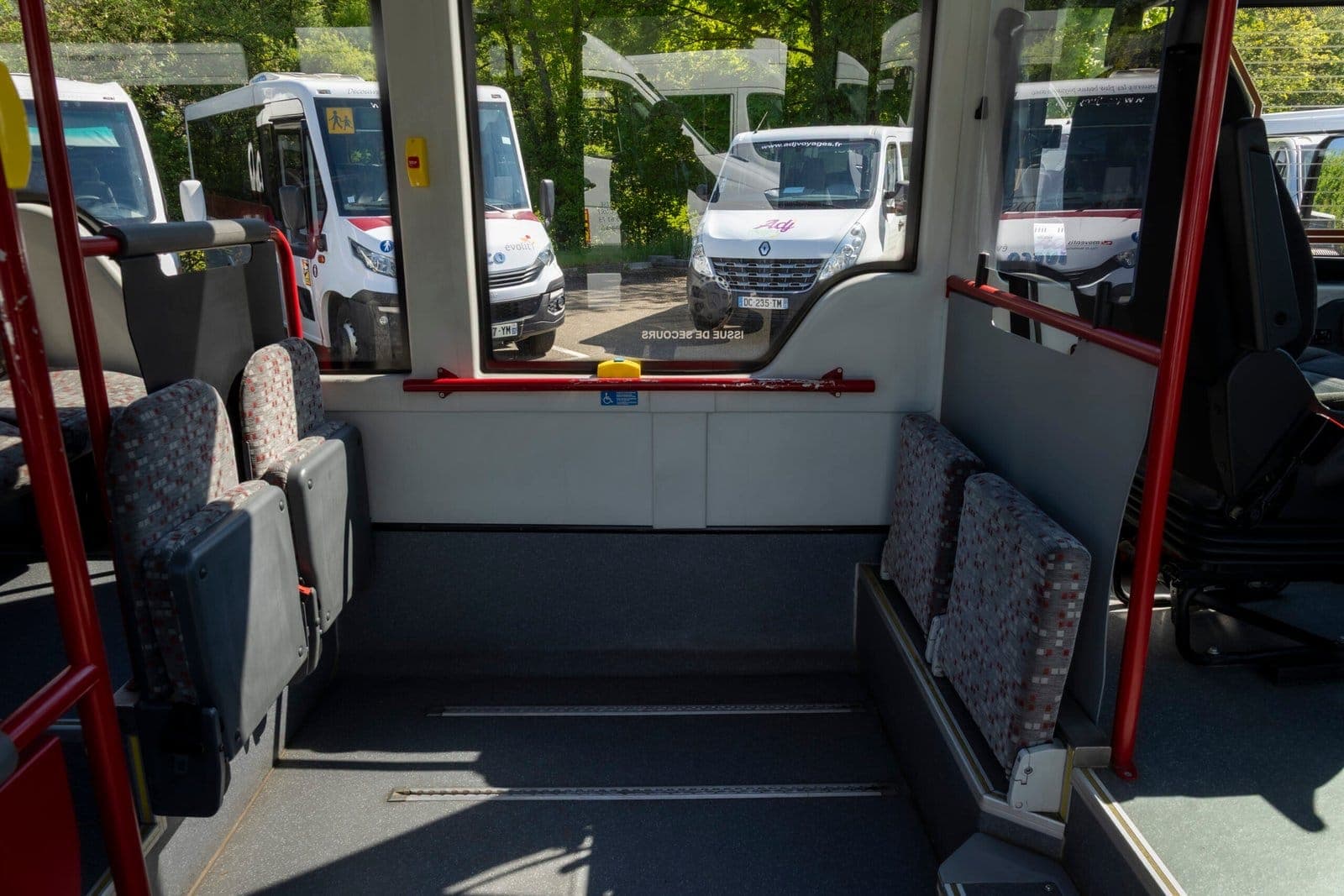 Espace d'arrimage réservé aux fauteuils roulants à bord d'un véhicule PMR ADJ Voyages