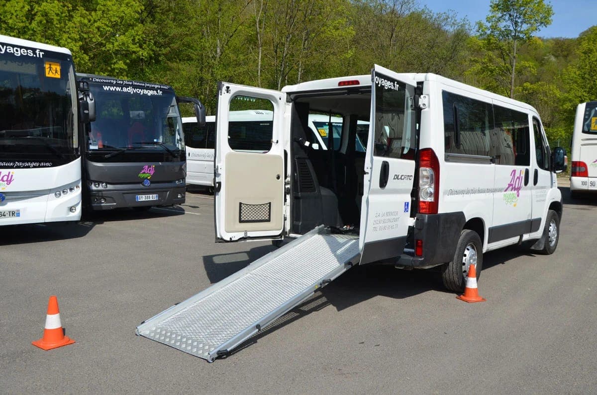 Minibus Fiat Ducato d'ADJ Voyages avec sa rampe d'accès fauteuil déployée