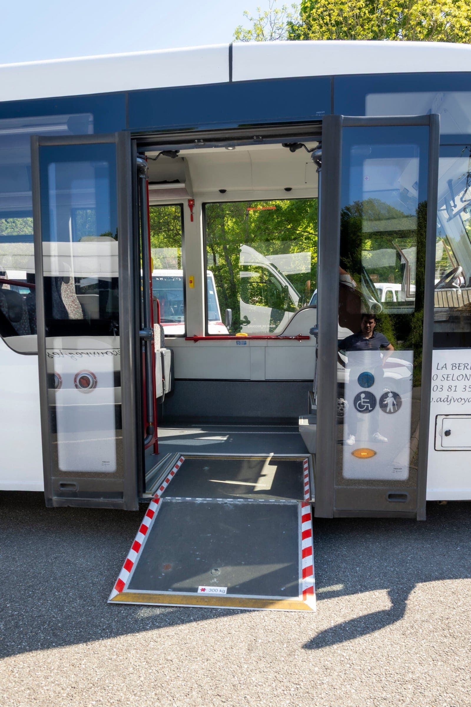 Porte arrière et plateforme d'accès d'un véhicule PMR d'ADJ Voyages