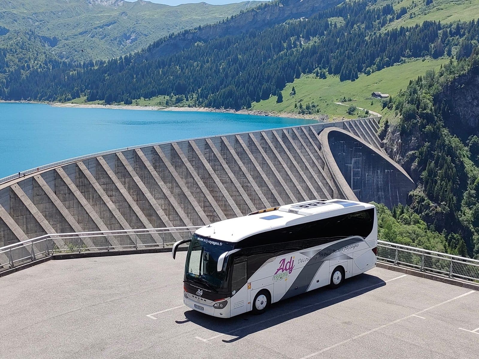 Autocar Setra d'ADJ Voyages stationné sur le barrage de Roselend