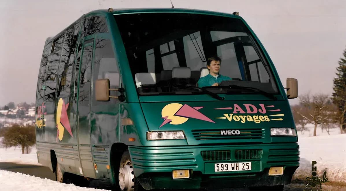 Ancien minibus Iveco à la livrée verte d’ADJ Voyages sous la neige