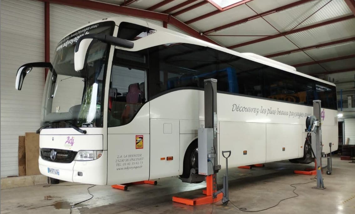 Autocar ADJ Voyages levé sur les ponts élévateurs de l'atelier