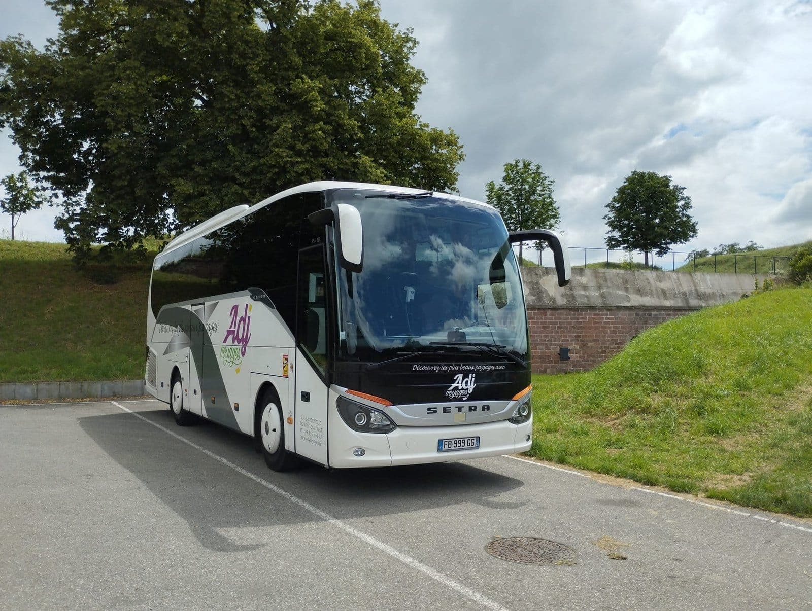 Autocar Setra ADJ Voyages vu de trois quarts avant
