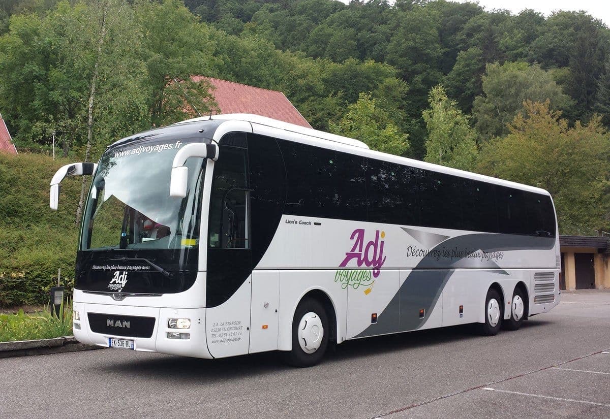 Autocar MAN double essieu 63 places d'ADJ Voyages
