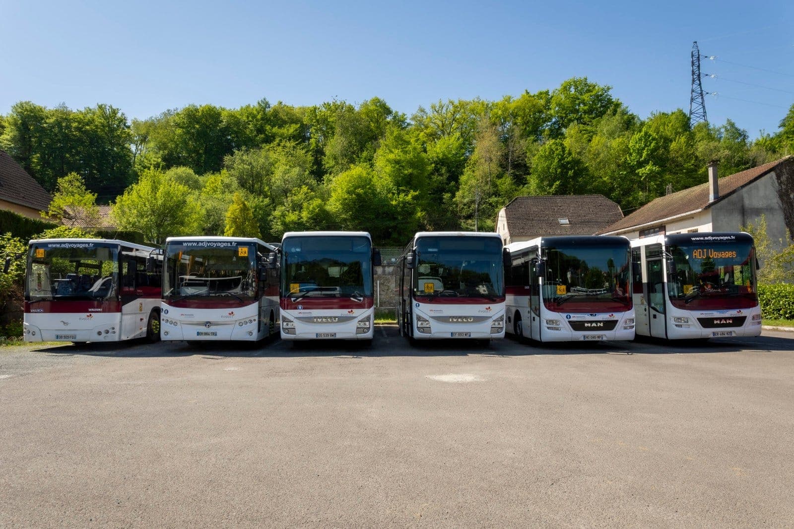 Six autocars ADJ Voyages alignés sur le dépôt de Seloncourt