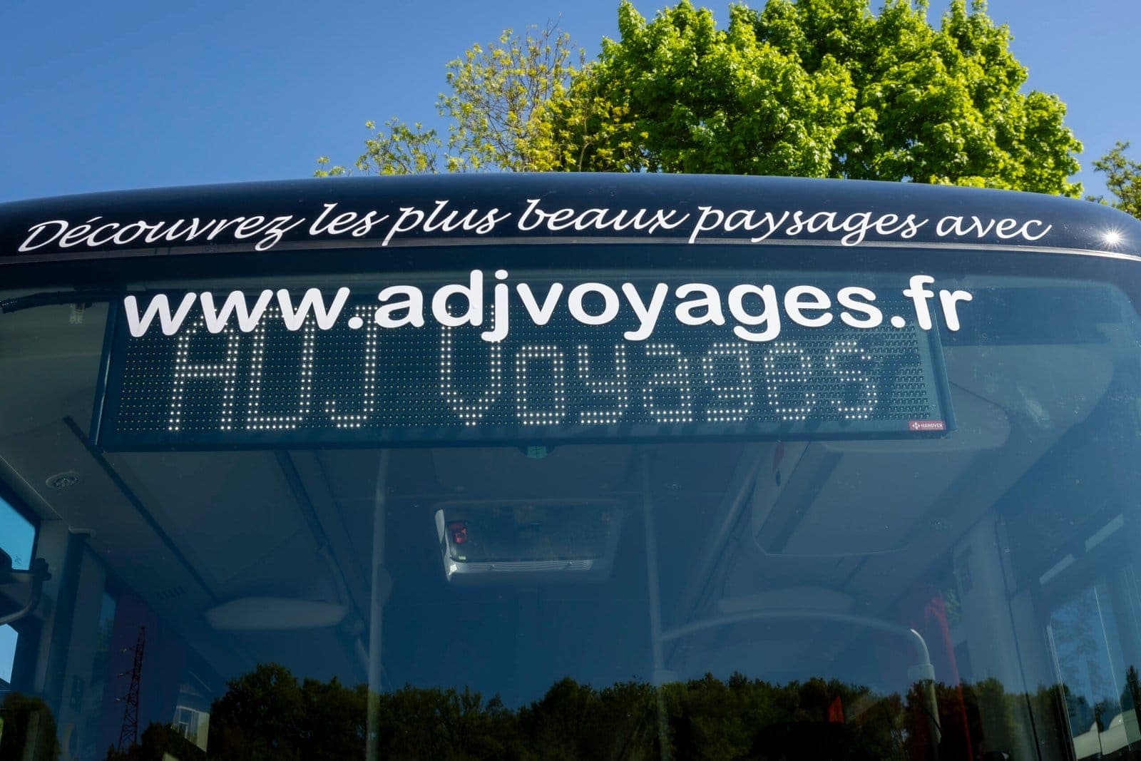 Girouette d’autocar affichant www.adjvoyages.fr sur le pare-brise
