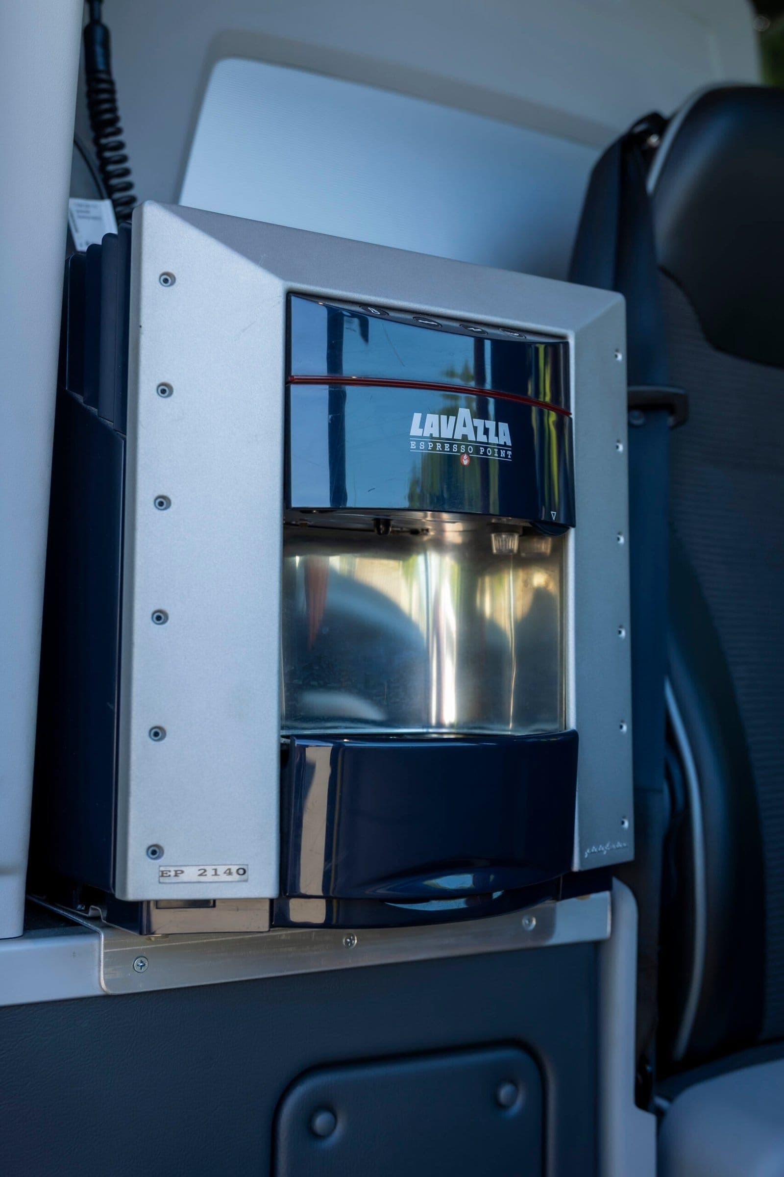 Machine à café Lavazza installée à bord d'un autocar ADJ Voyages