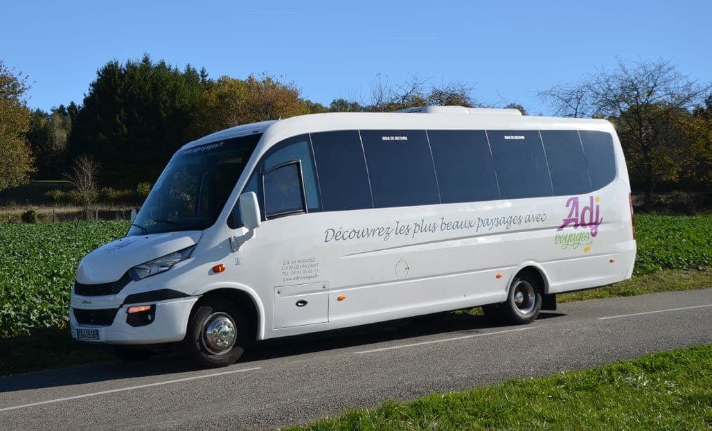 Minibus Ferqui 24 places tourisme et PMR aux couleurs d'ADJ Voyages