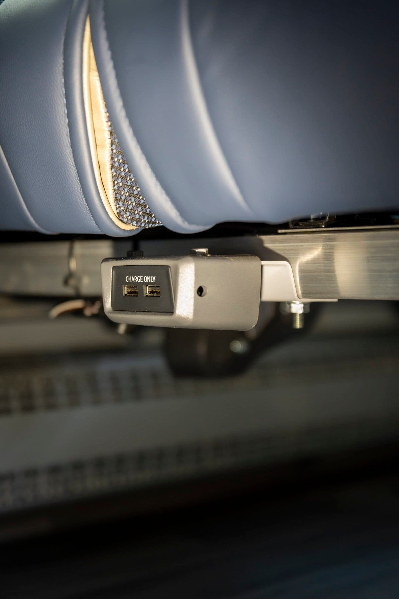 Prises USB de recharge installées sous les sièges d'un autocar ADJ Voyages