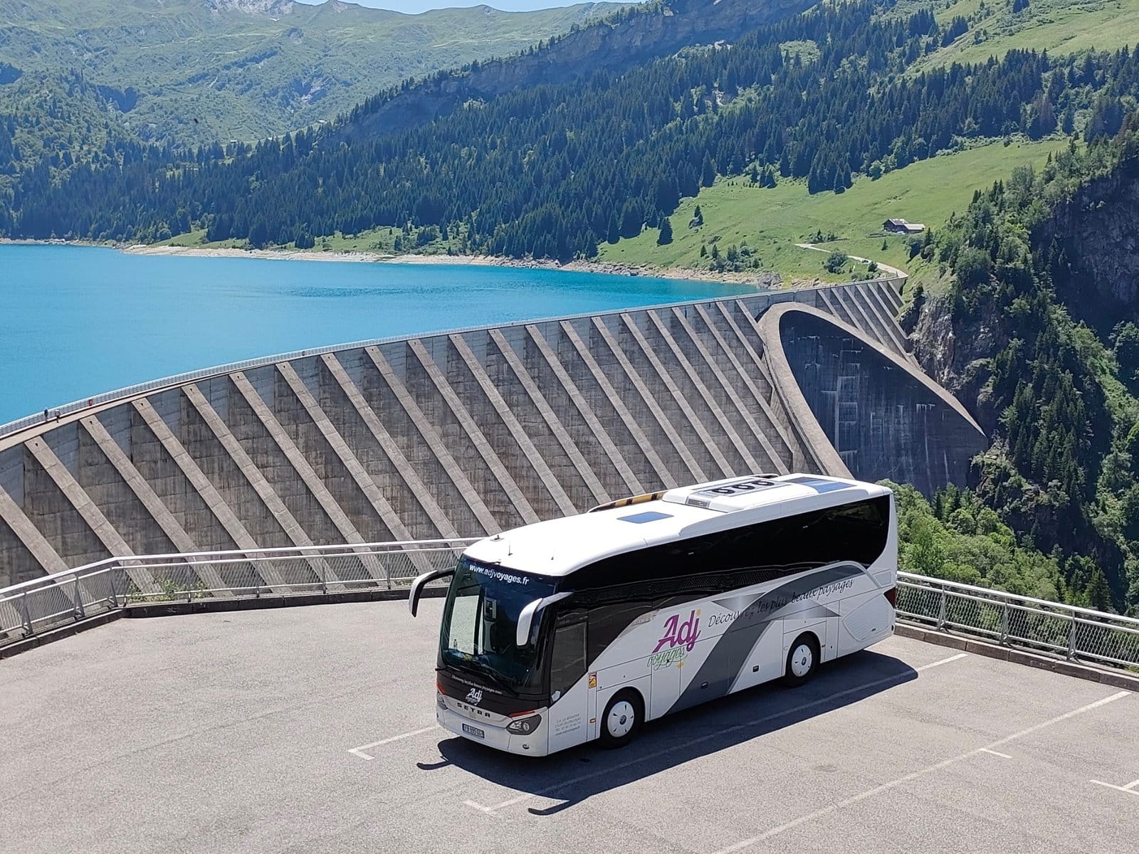 Autocar Setra 511 HD d’ADJ Voyages devant un barrage de montagne