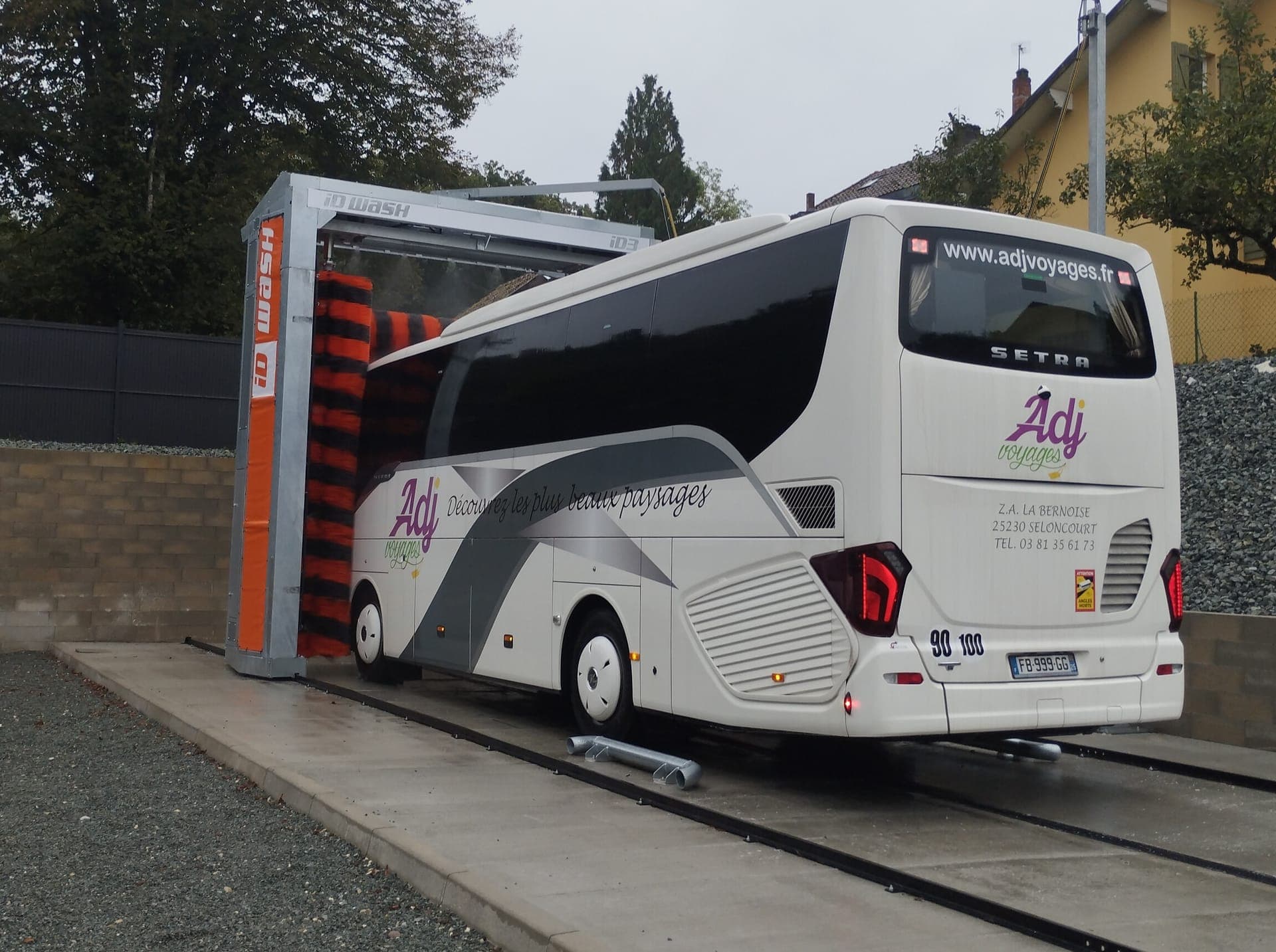 Autocar Setra ADJ Voyages au portique de lavage de l’atelier