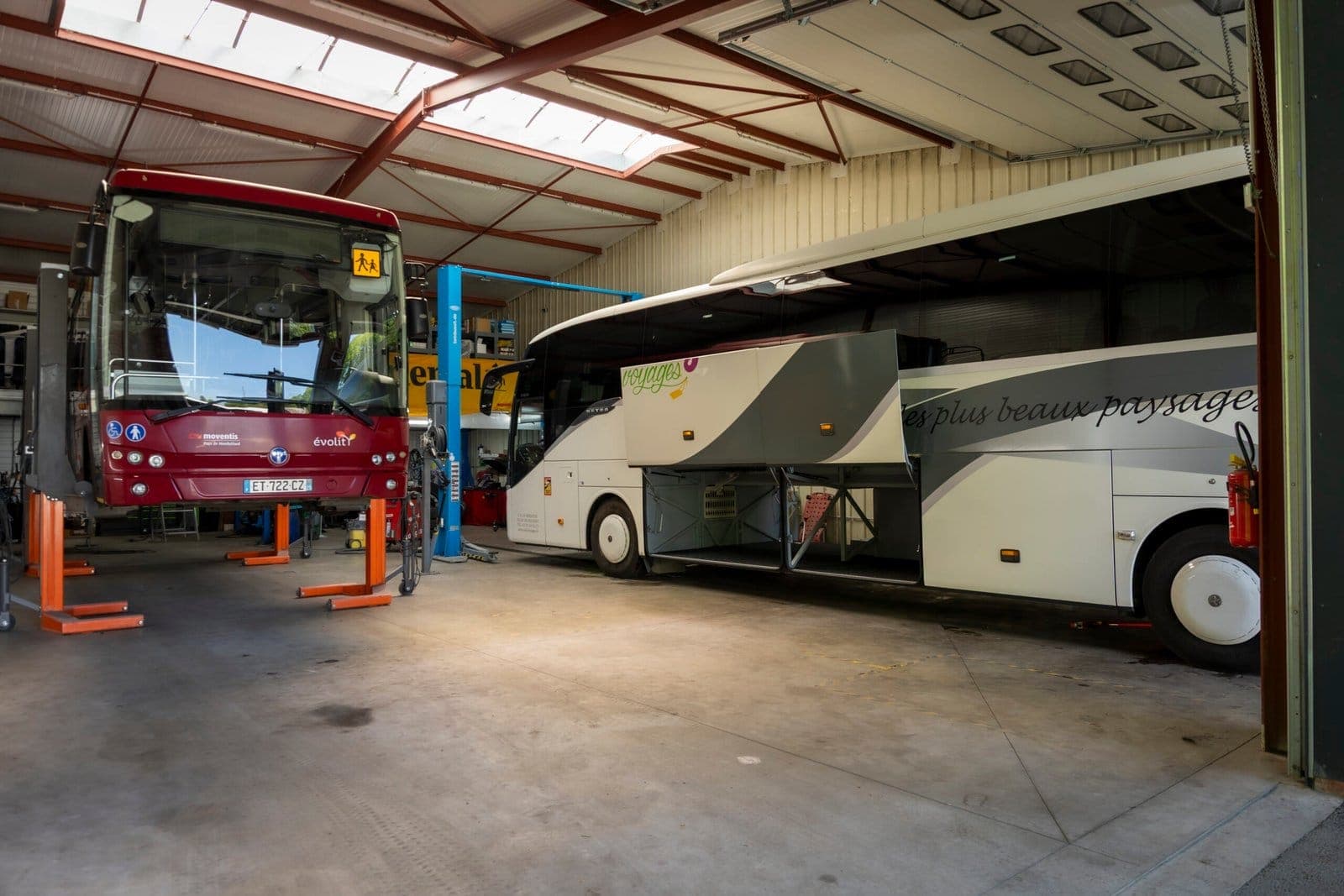 Atelier de maintenance d’ADJ Voyages avec des autocars en entretien