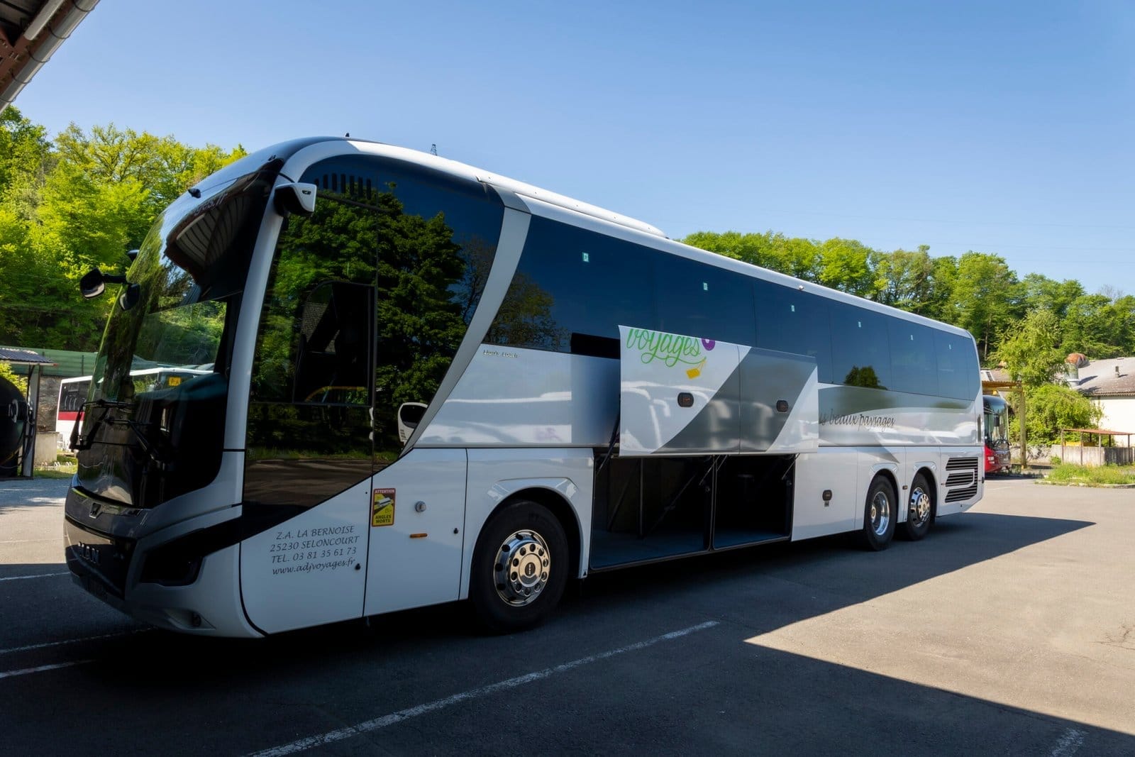 Autocar MAN de grand tourisme ADJ Voyages vu de trois quarts avant