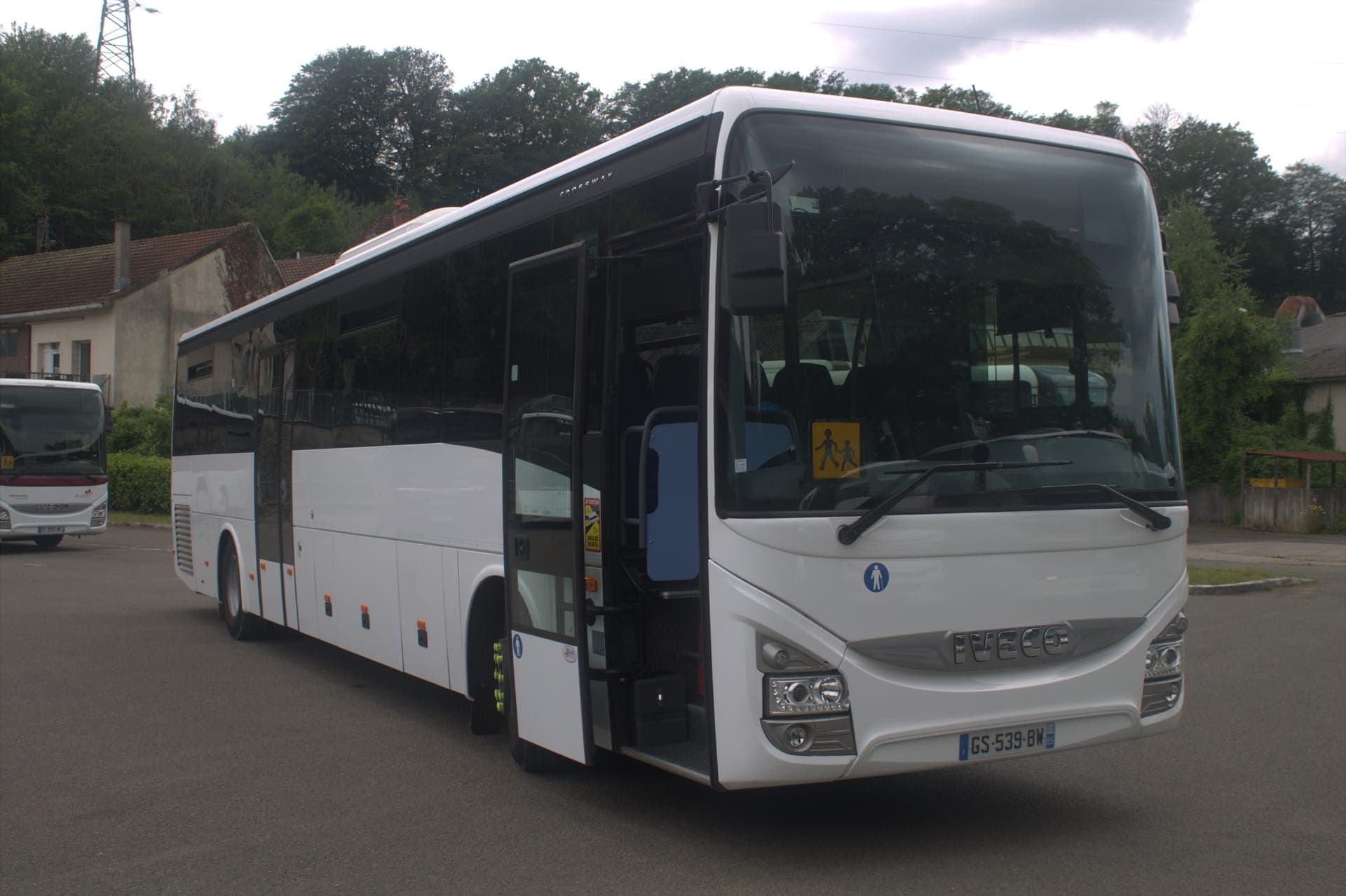 Autocar scolaire Iveco d’ADJ Voyages vu de face avec sa signalisation
