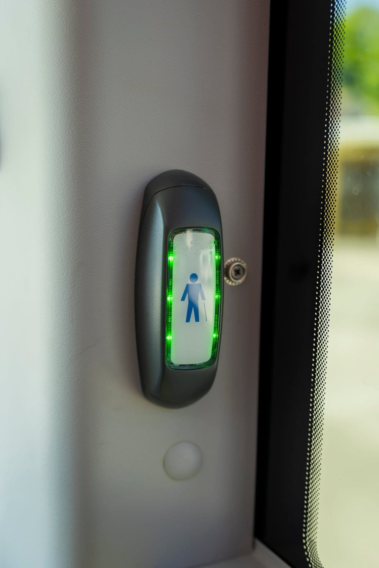 Bouton d’arrêt demandé accessible PMR à bord d’un véhicule ADJ Voyages