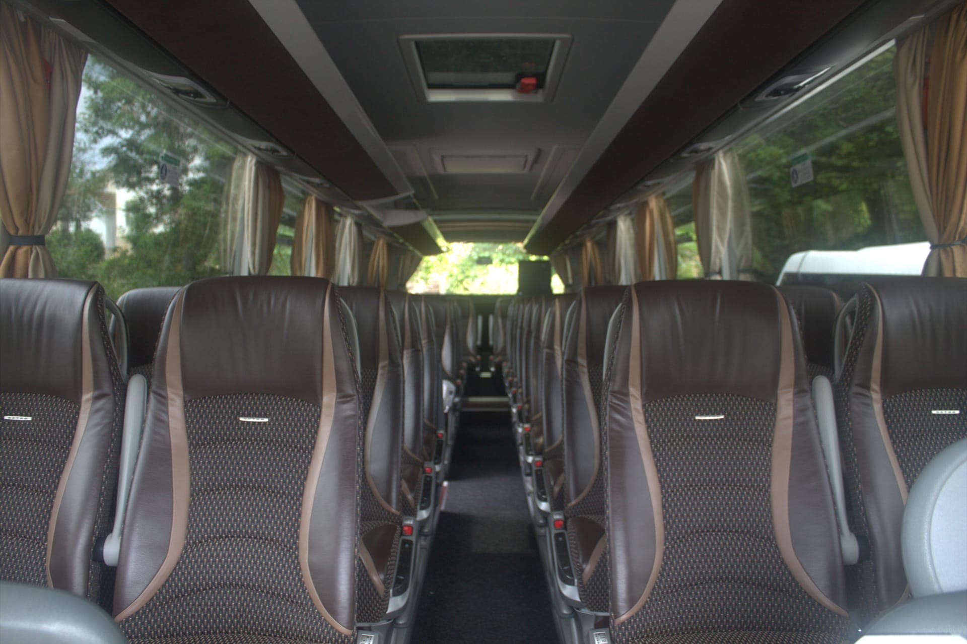 Intérieur d’autocar grand tourisme ADJ Voyages avec sièges en cuir