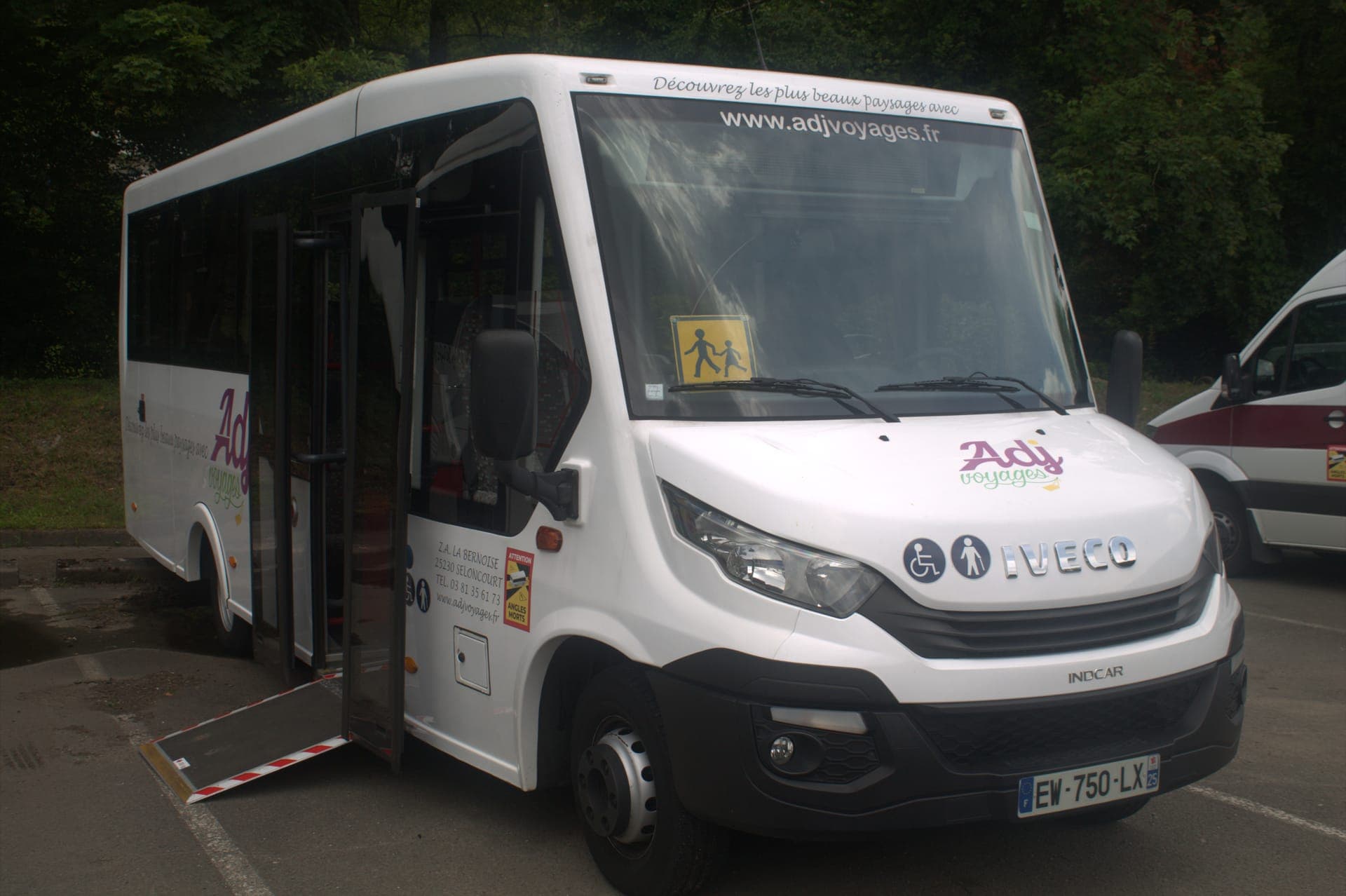 Minibus PMR d’ADJ Voyages avec sa rampe d’accès fauteuil déployée