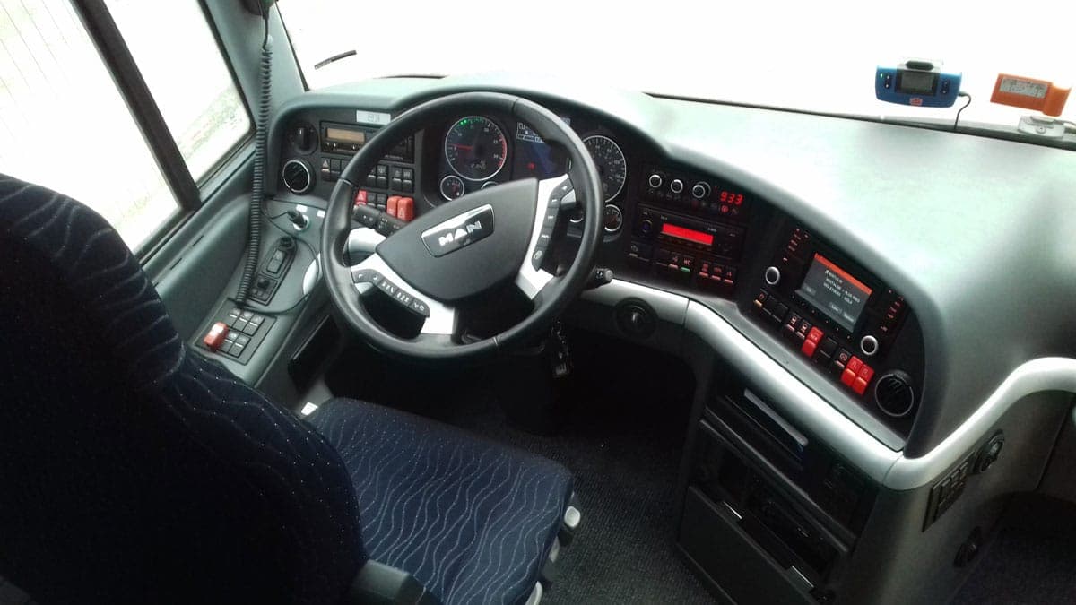 Poste de conduite d’un autocar MAN d’ADJ Voyages